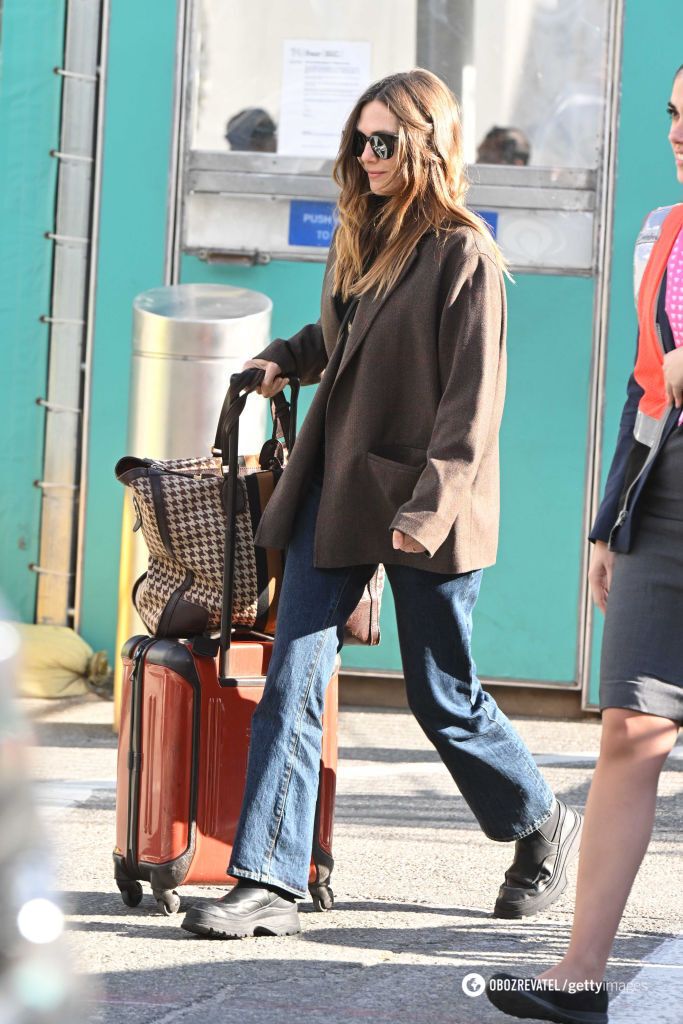 Elizabeth Olsen showed the perfect shoes for traveling by plane. Photo