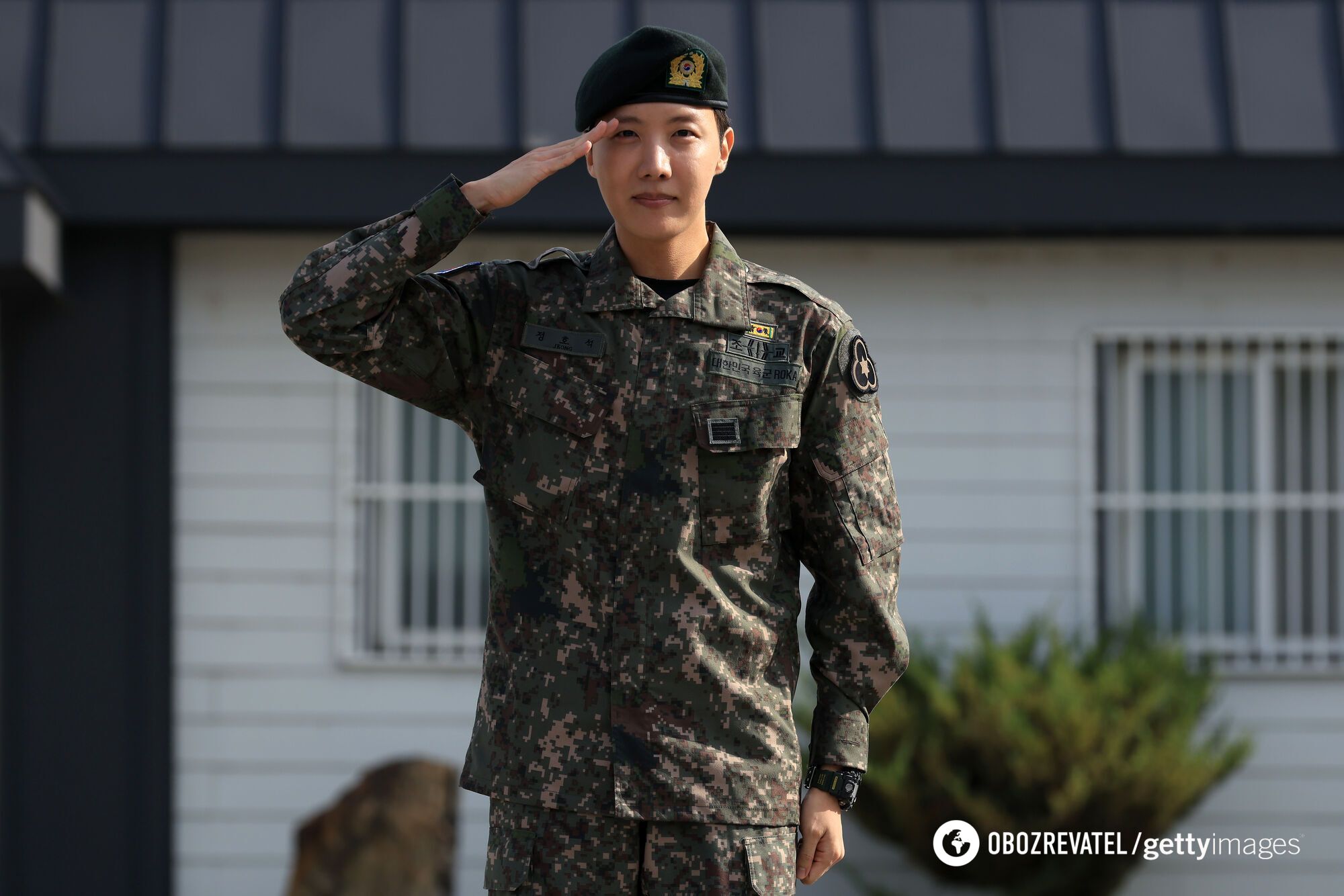 The second member of BTS finished his service in the South Korean army: he was greeted with flowers and cake. Photos, video