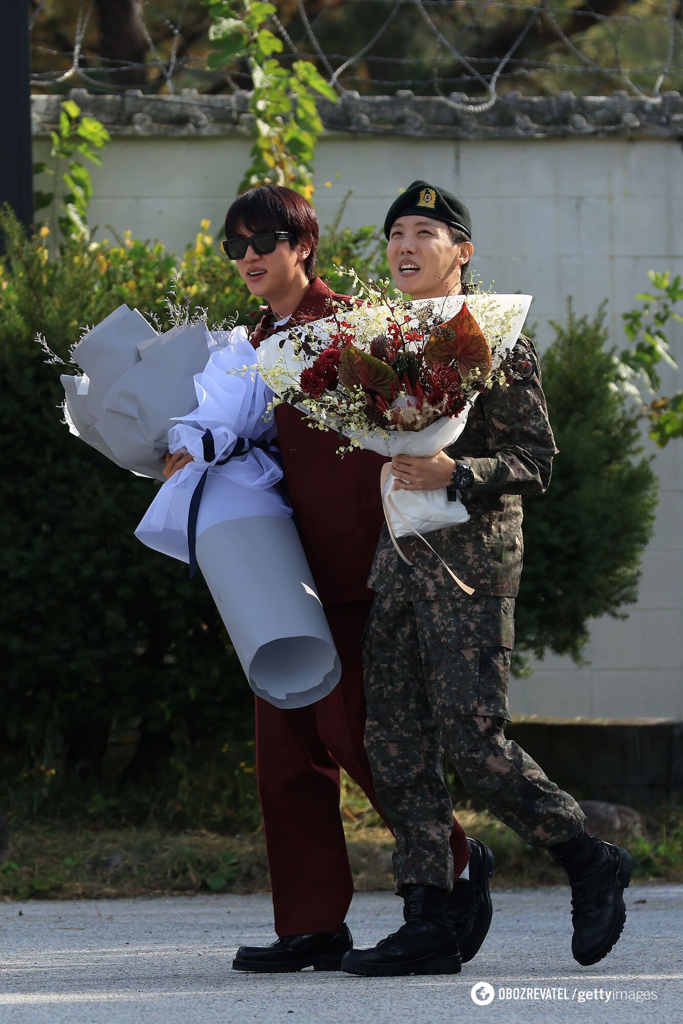 The second member of BTS finished his service in the South Korean army: he was greeted with flowers and cake. Photos, video