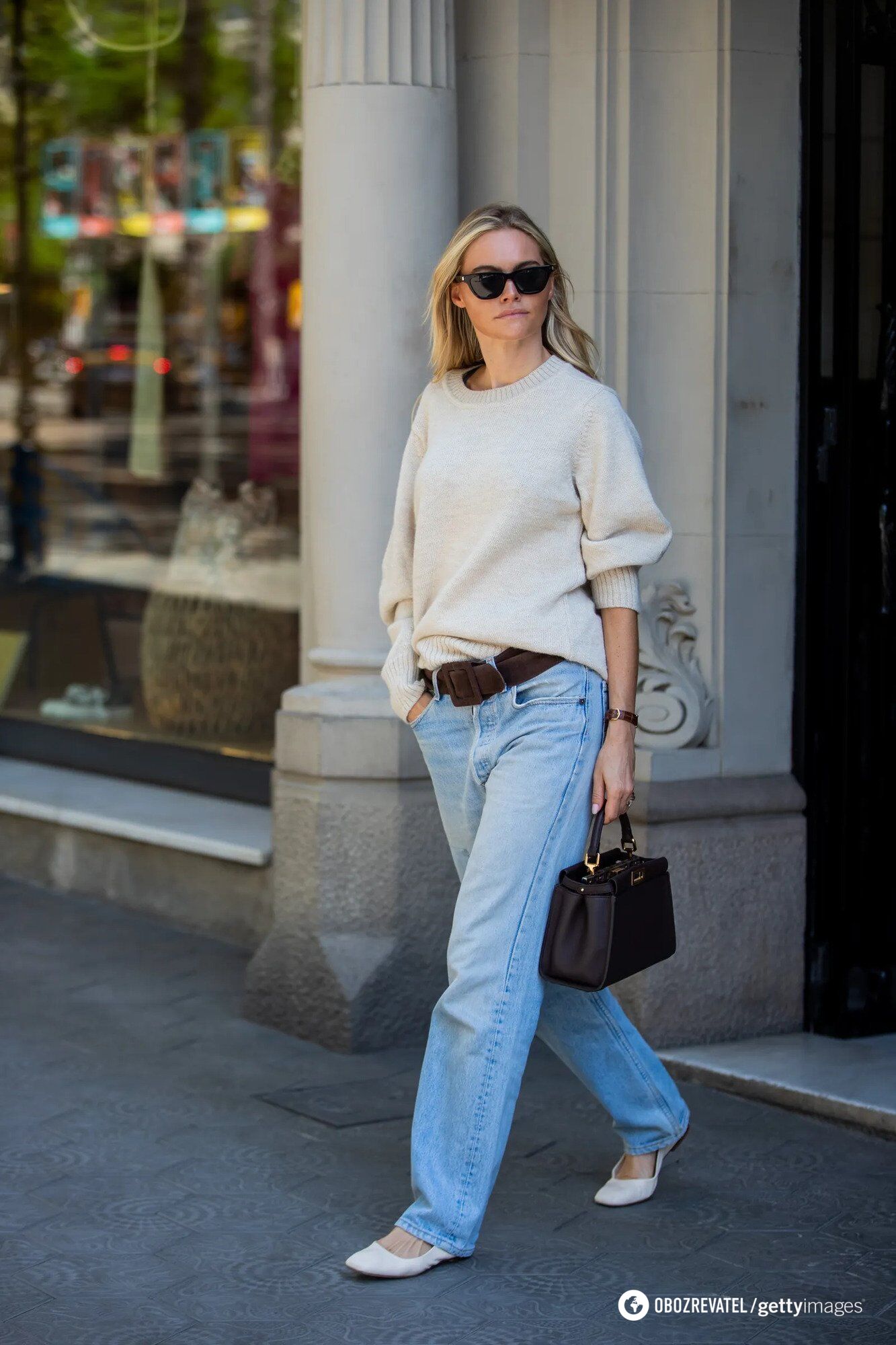 How to wear jeans with a sweater to ensure trendy looks