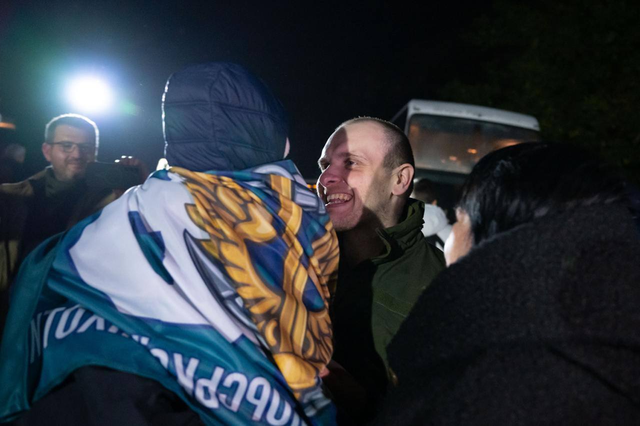 95 of our people are home again: Azov soldiers and human rights defender Butkevych released from Russian captivity. Photo and video