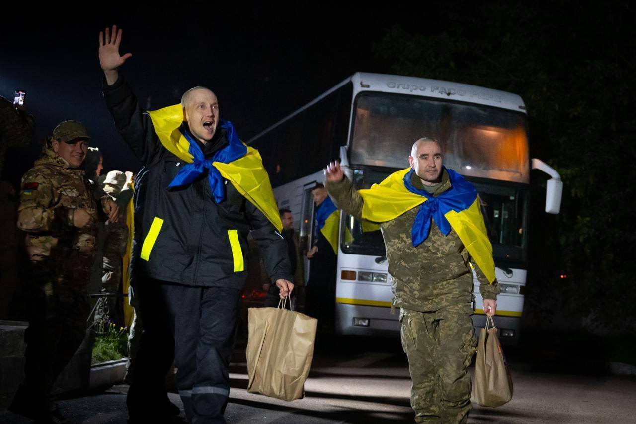 95 of our people are home again: Azov soldiers and human rights defender Butkevych released from Russian captivity. Photo and video