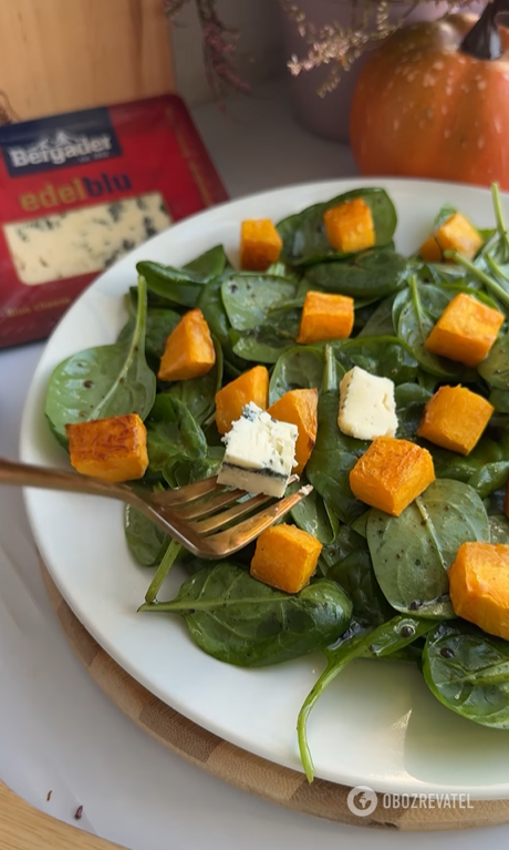 What a delicious autumn salad to make from pumpkin: a very light and nutritious dish