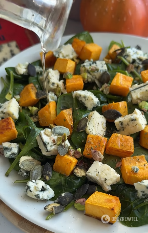 What a delicious autumn salad to make from pumpkin: a very light and nutritious dish