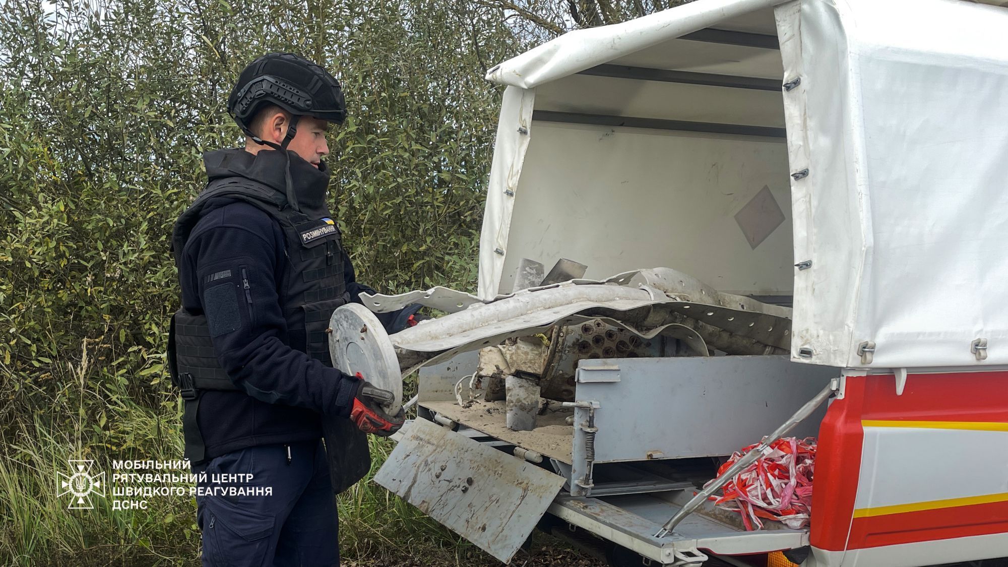 Kierowca ciągnika natknął się na głowicę kasetową Tornado-S MLRS w obwodzie kijowskim. Zdjęcia i szczegóły