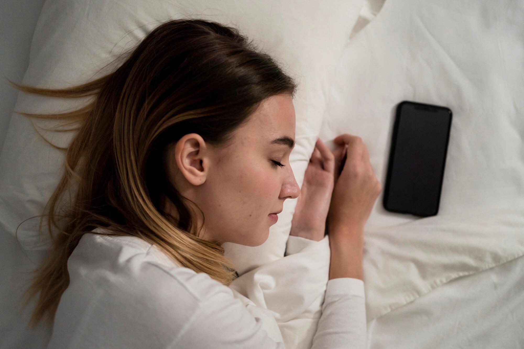 Why you should not use your phone before sleeping: scientists warn of dire consequences