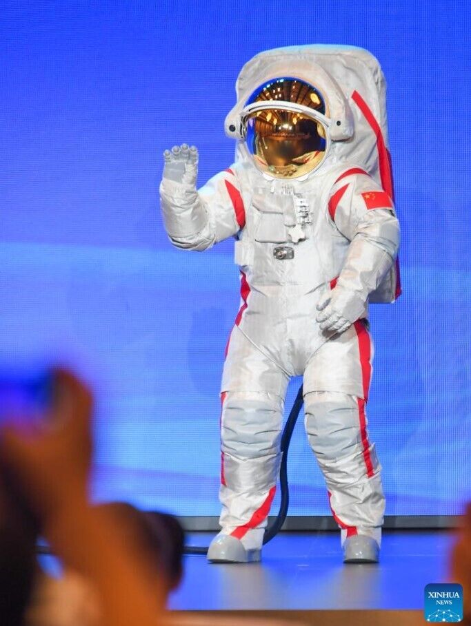 Like real armor: China has unveiled a spacesuit for the moon landing. Photos and videos