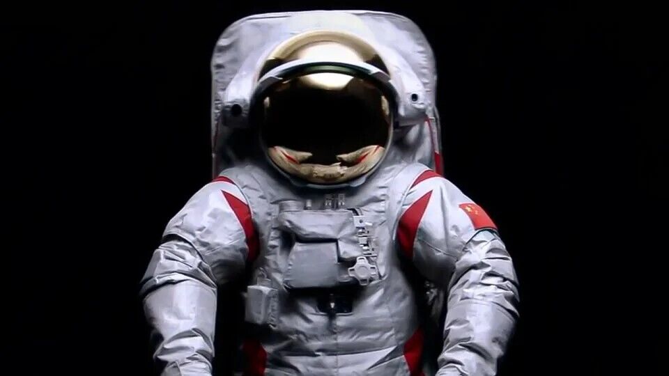 Like real armor: China has unveiled a spacesuit for the moon landing. Photos and videos