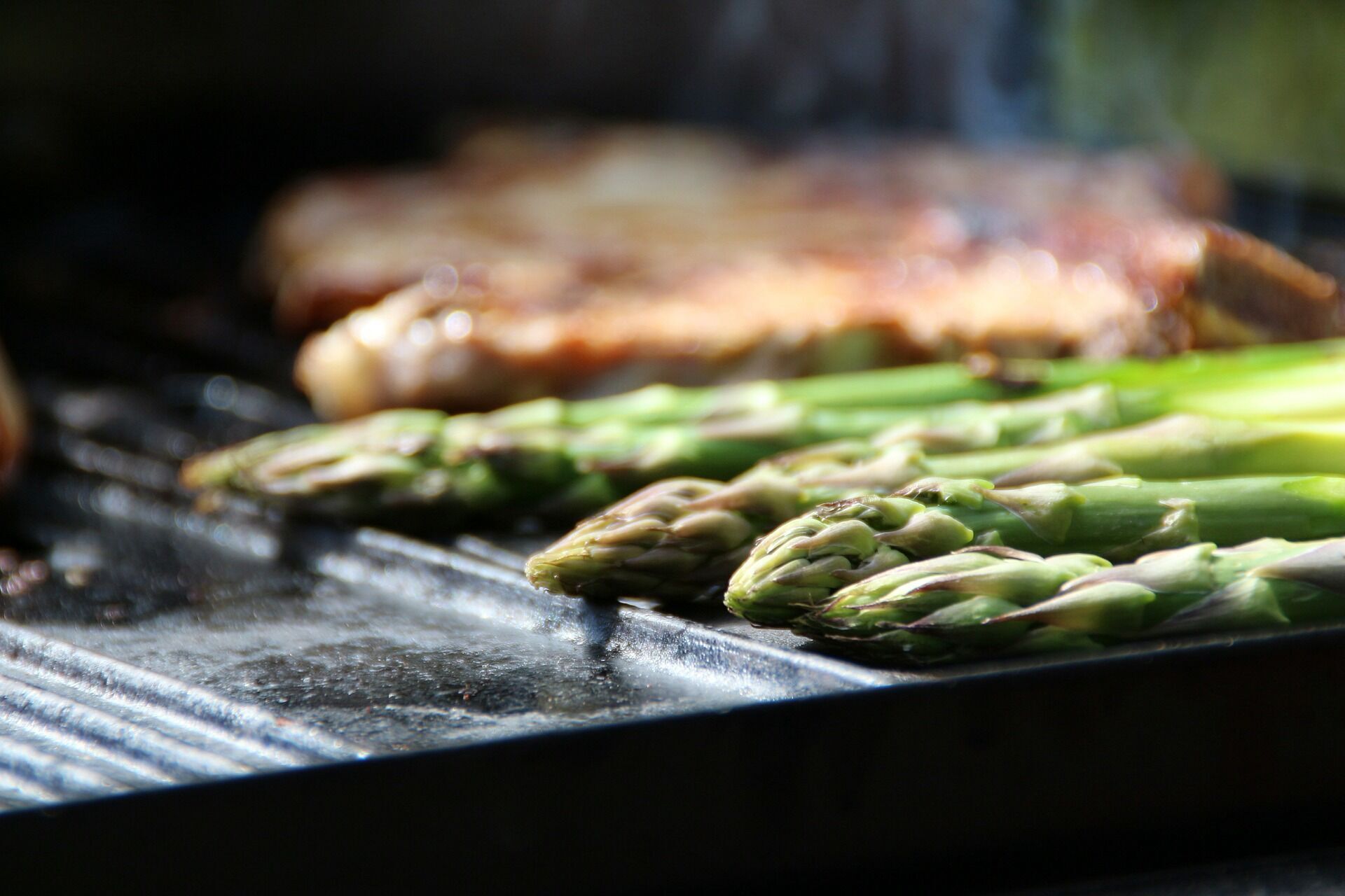 Dry asparagus on the grill