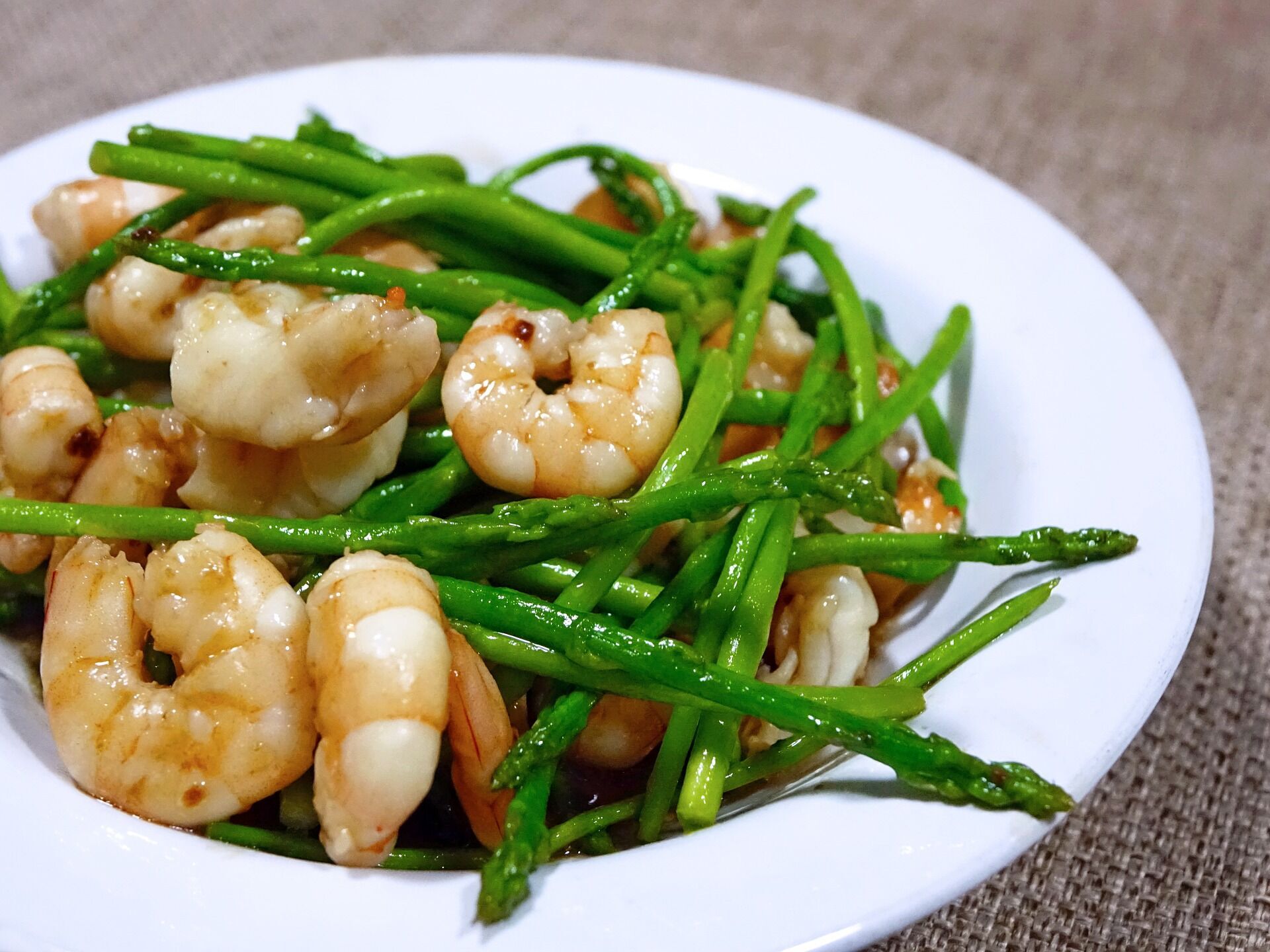 Boiled asparagus with shrimp