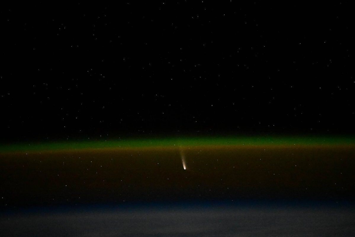 An incredible moment! A comet that appears once every 80 thousand years was captured in a photo from space