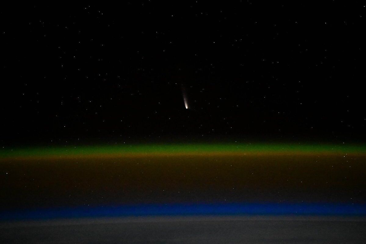 An incredible moment! A comet that appears once every 80 thousand years was captured in a photo from space