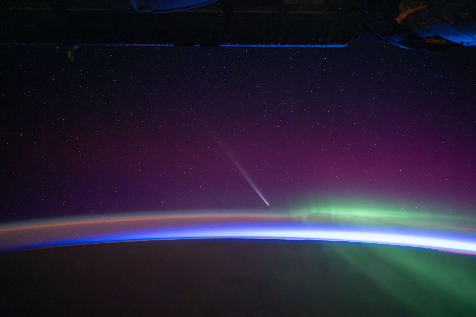 An incredible moment! A comet that appears once every 80 thousand years was captured in a photo from space