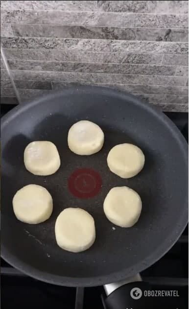 Frying rice flour cheesecakes