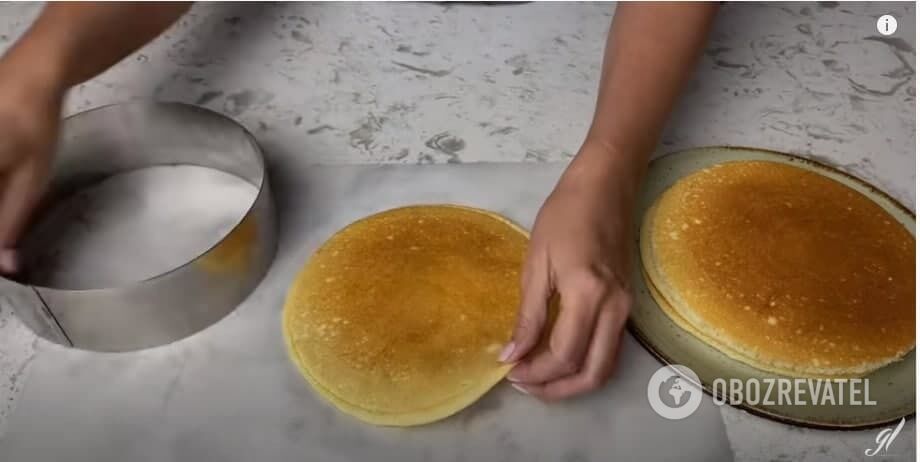 Cutting out cakes with a mold