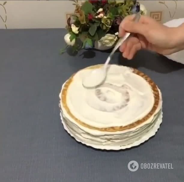 Greasing cakes with cream