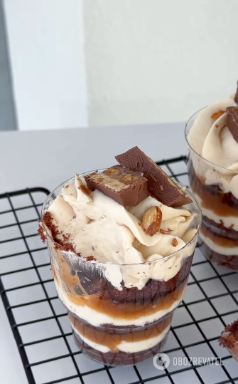 Delicious Snickers trifles: an easy and convenient dessert for children and adults