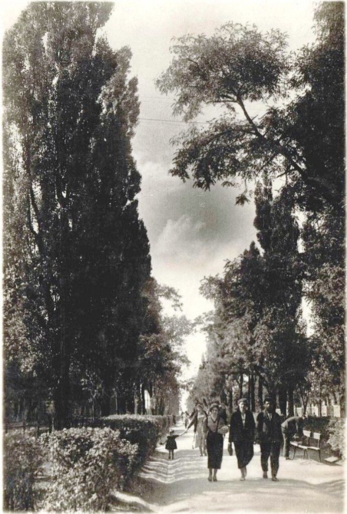 What Khreshchatyk looked like before the Soviets blew it up during World War II: historical photos