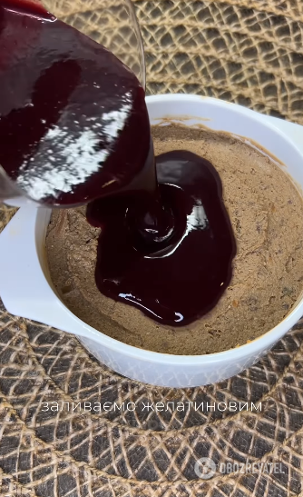 Tender liver pate with berry jelly: how to prepare a tasty appetizer