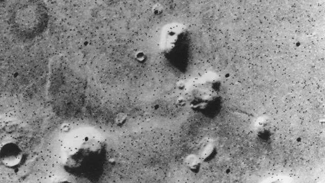 A bear's face, a spoon, and thousands of black spiders. Top 10 strange things on Mars that have confused scientists