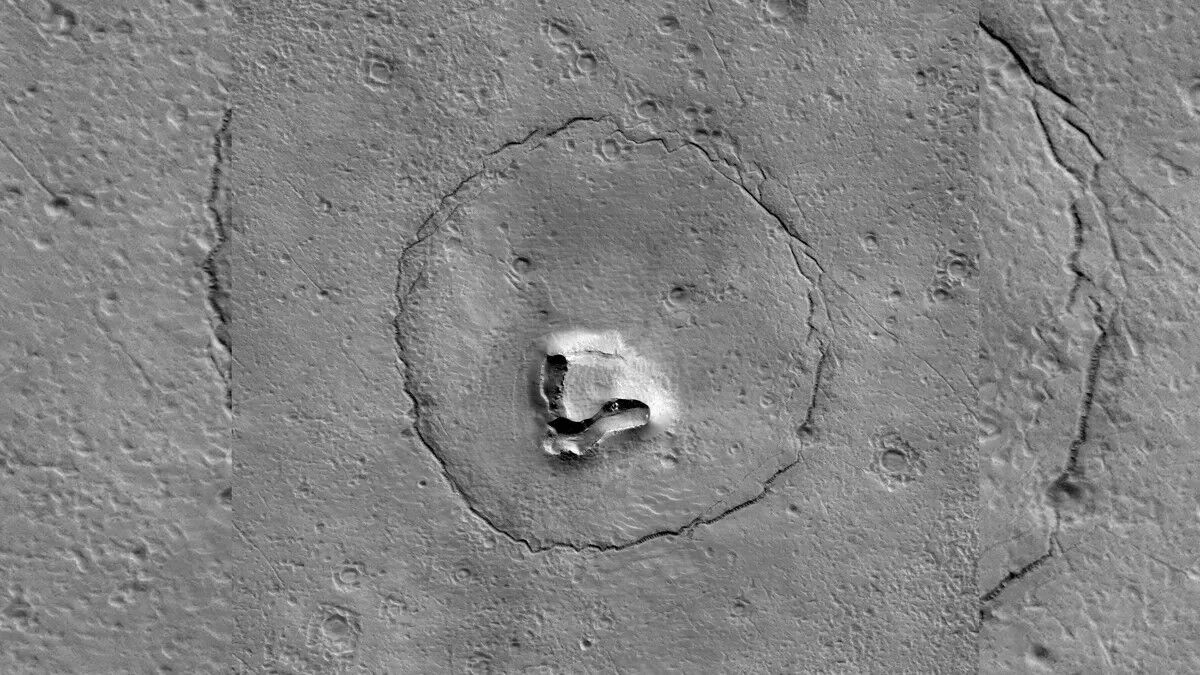 A bear's face, a spoon, and thousands of black spiders. Top 10 strange things on Mars that have confused scientists