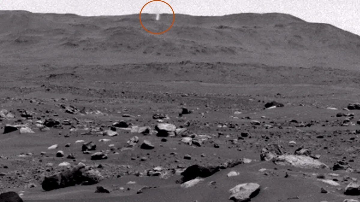 A bear's face, a spoon, and thousands of black spiders. Top 10 strange things on Mars that have confused scientists