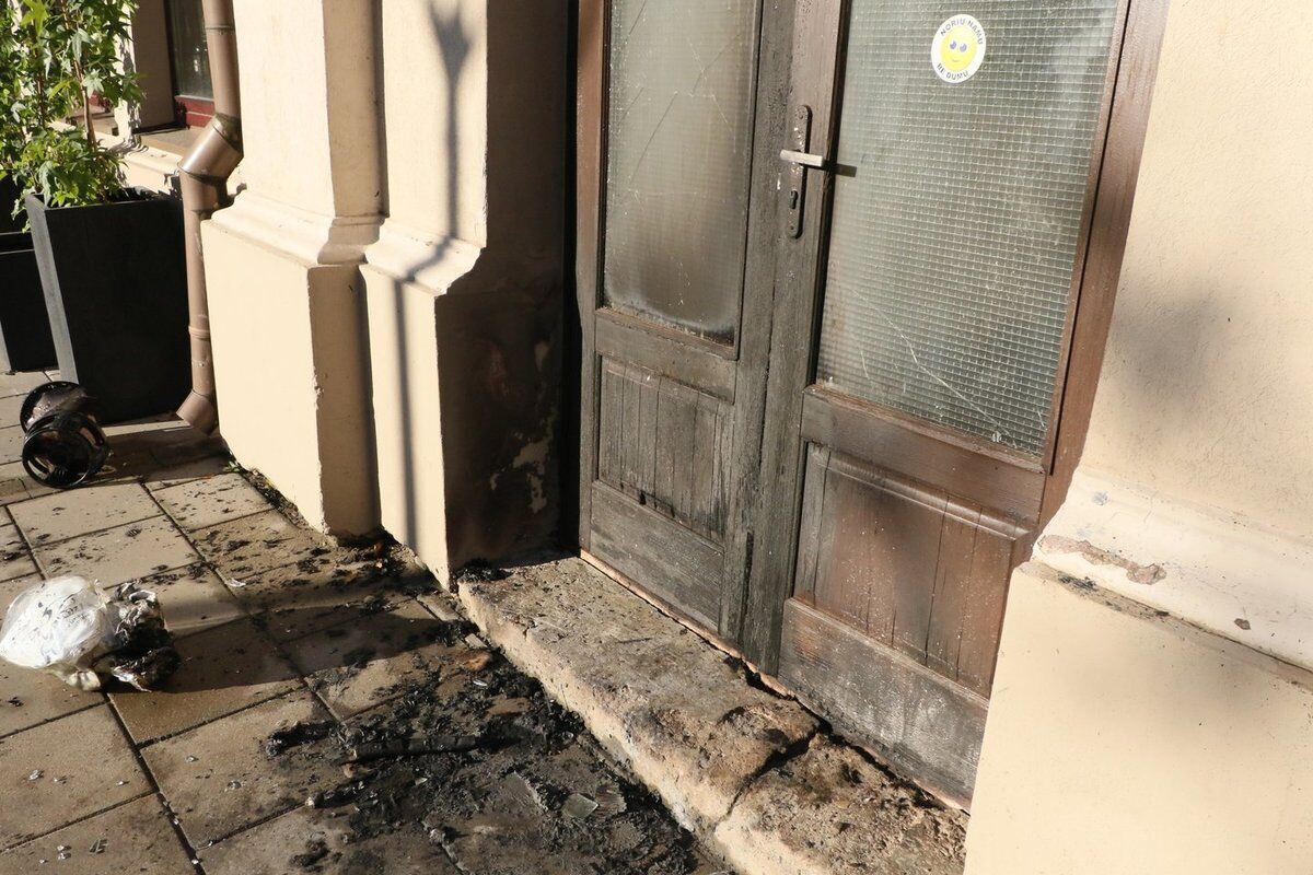 In Vilnius, the doors of the Ministry of Defense, the Prosecutor General's Office and a garbage can were set on fire: the suspect was detained in an inadequate condition. Photo