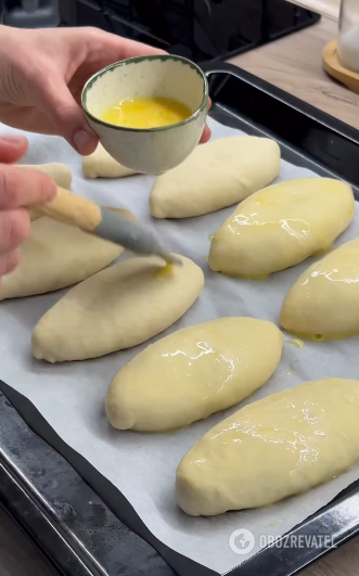 Delicious and fluffy pumpkin pies: a dough recipe for 12 pieces