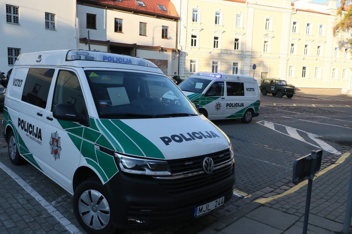 In Vilnius, the doors of the Ministry of Defense, the Prosecutor General's Office and a garbage can were set on fire: the suspect was detained in an inadequate condition. Photo