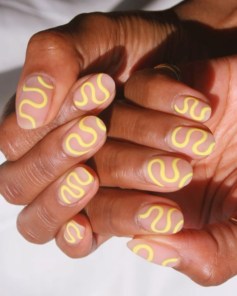 An unpopular manicure color has become an unexpected trend of the fall: 5 best designs with yellow varnish