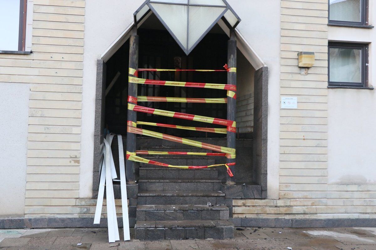 In Vilnius, the doors of the Ministry of Defense, the Prosecutor General's Office and a garbage can were set on fire: the suspect was detained in an inadequate condition. Photo