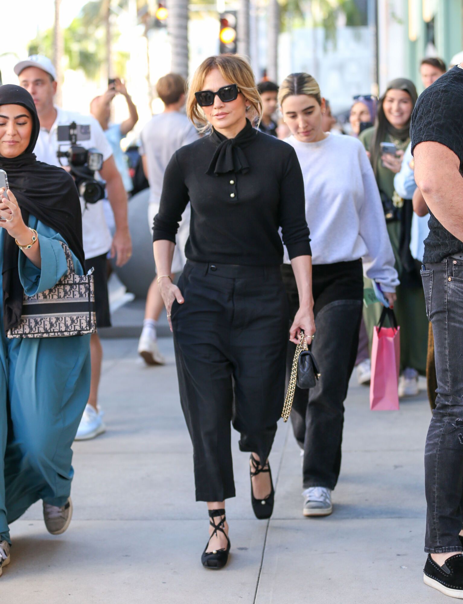 Chic total black: Jennifer Lopez shows a sophisticated look