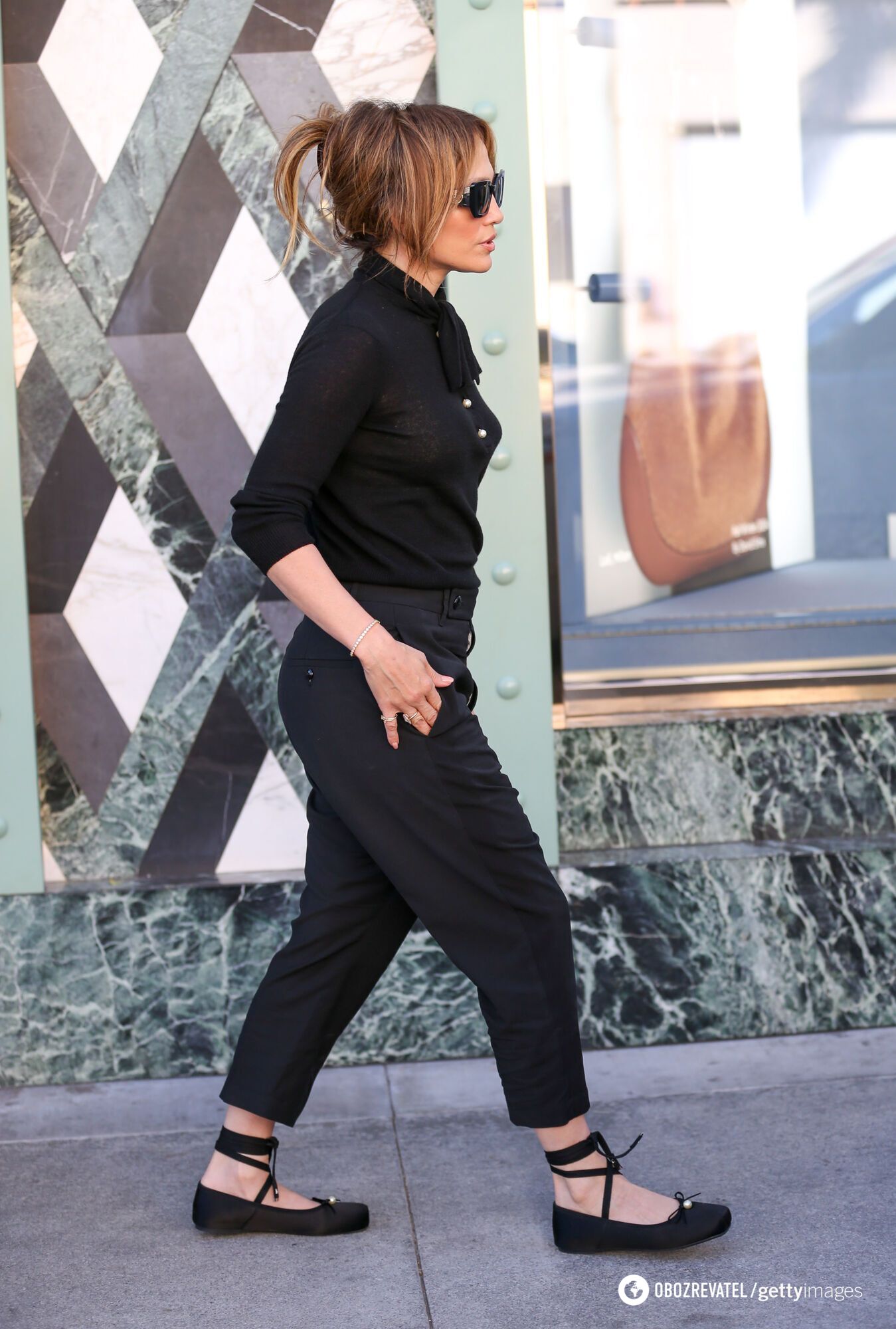 Chic total black: Jennifer Lopez shows a sophisticated look