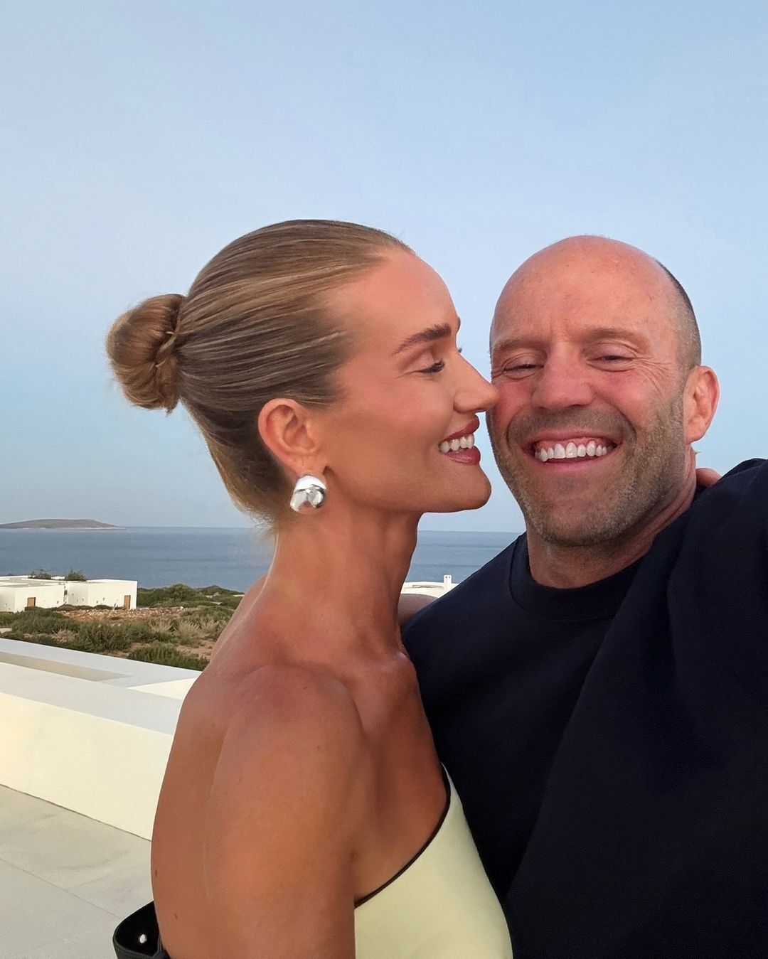 Jason Statham decided to get married to his beloved after 8 years of engagement and two pregnancies: an insider revealed why this day was postponed