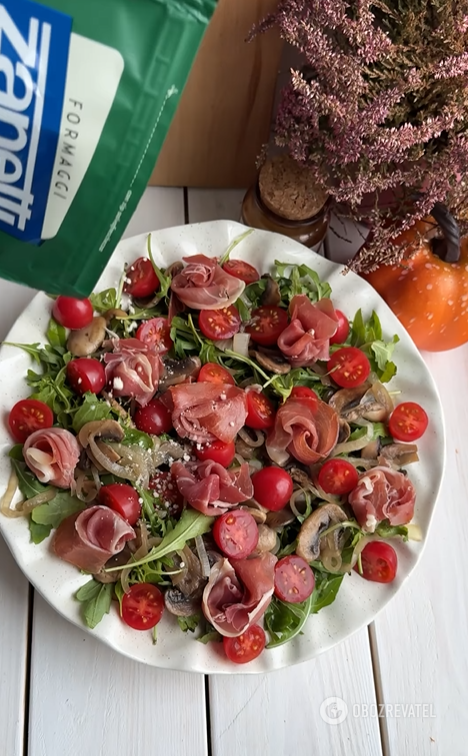 Exquisite Palermo salad with mushrooms and jamon: a perfect autumn dish for a festive table