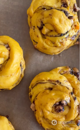 Pumpkin buns: what to add to the dough to make it melt in your mouth