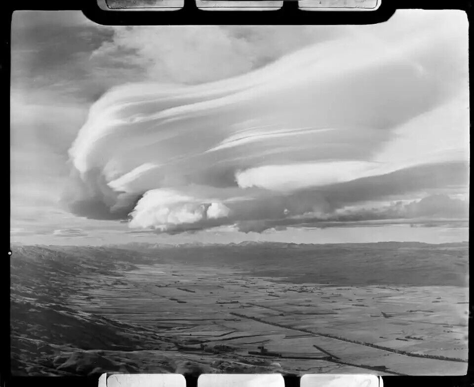 Eerie ''UFO cloud'' spotted again over a mountain in New Zealand: what is known about the mysterious phenomenon