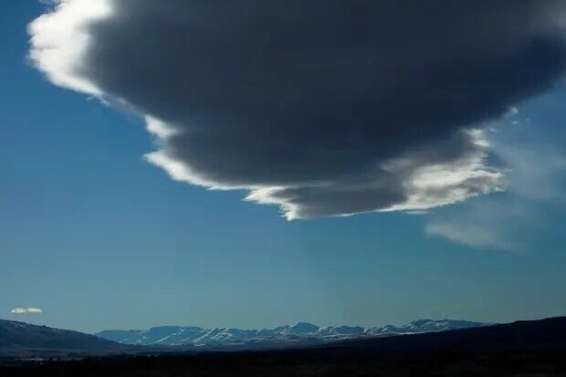 Eerie ''UFO cloud'' spotted again over a mountain in New Zealand: what is known about the mysterious phenomenon