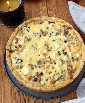 Hearty quiche with chicken and mushrooms: how to prepare a tasty lunch dish