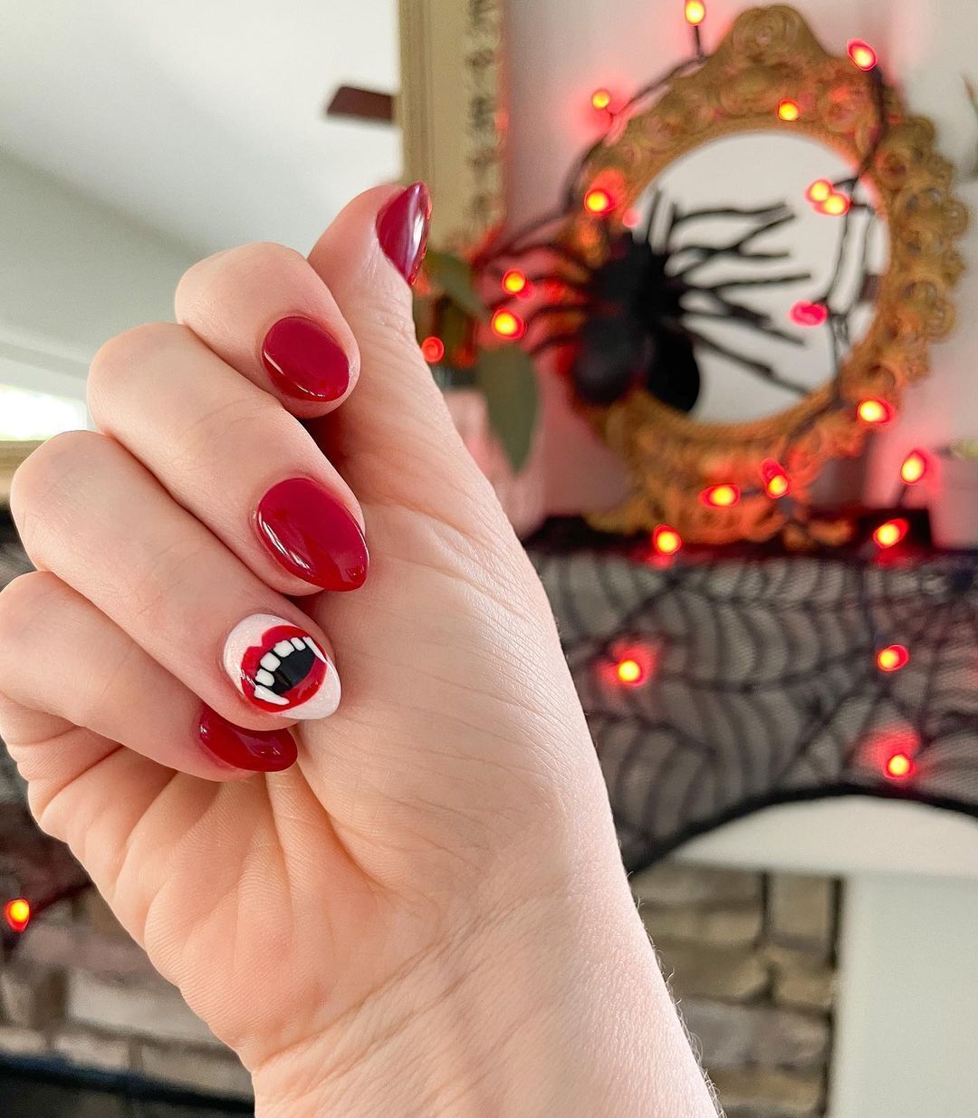 Od kobiety-czarownicy po mumię i kowbojski szkielet. 10 super stylowych pomysłów na manicure na Halloween