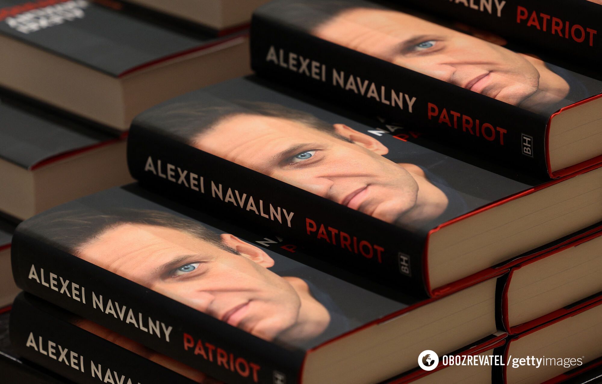 Sarah Jessica Parker was spotted with Navalny's book on the set of And Just Like That. Photo.