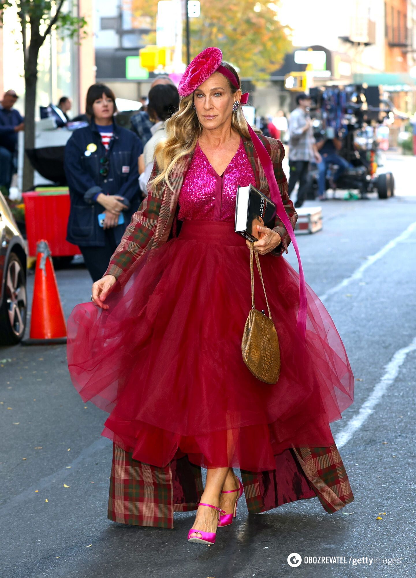 Sarah Jessica Parker was spotted with Navalny's book on the set of And Just Like That. Photo.