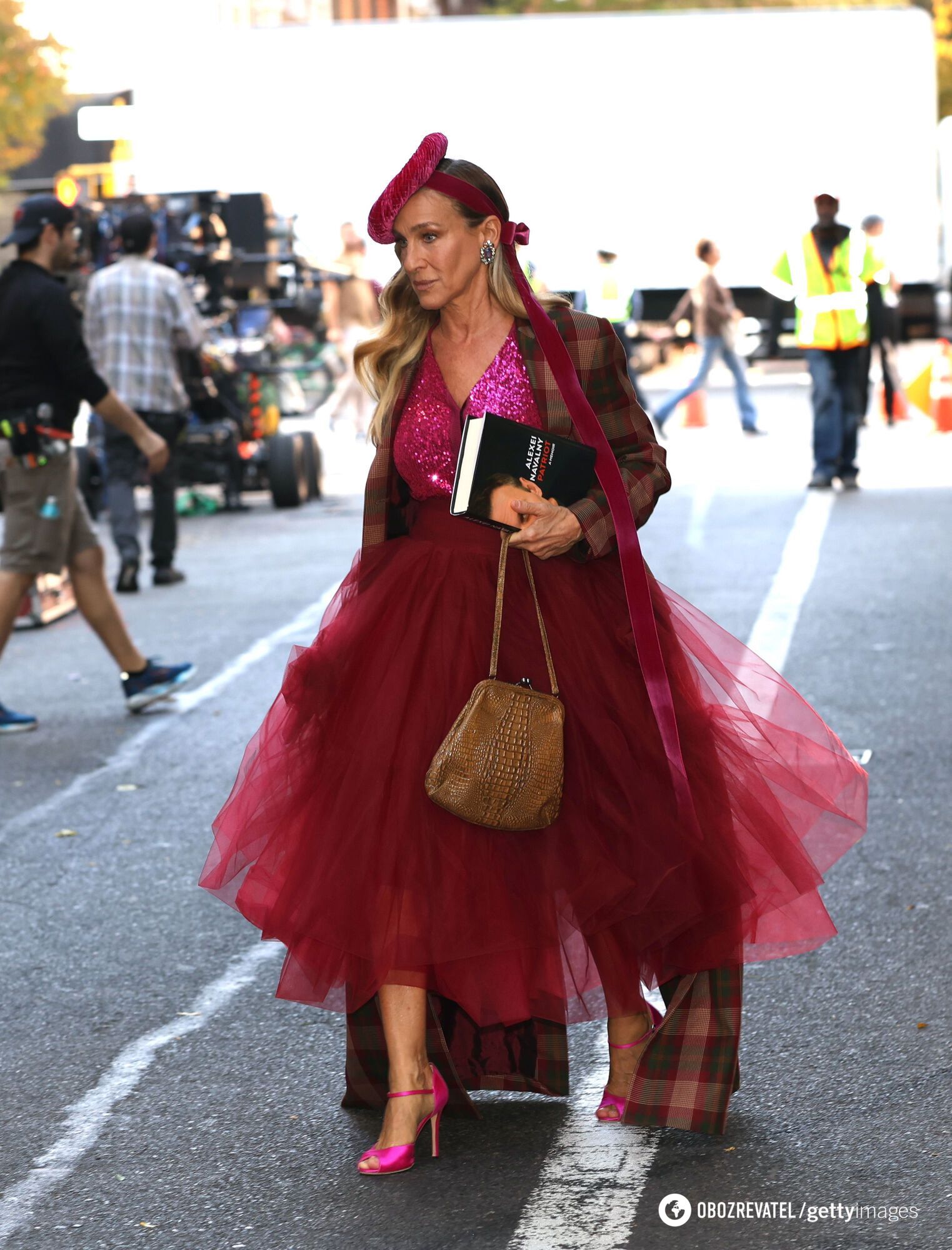 Sarah Jessica Parker was spotted with Navalny's book on the set of And Just Like That. Photo.