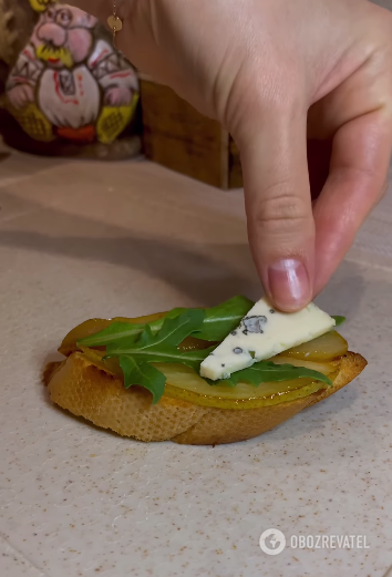 Delicious pear and cheese bruschetta with wine: a dish that will impress all your guests