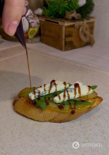 Delicious pear and cheese bruschetta with wine: a dish that will impress all your guests