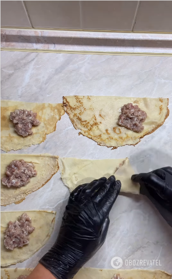 How to properly wrap the filling in a pancake so that it does not fall out: a simple method