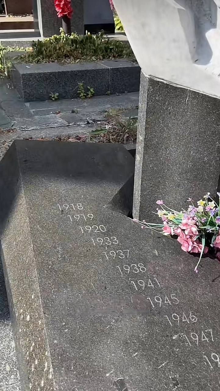 The network showed what the ''modest'' grave of Oles Honchar looks like 29 years after the writer's death. Photo