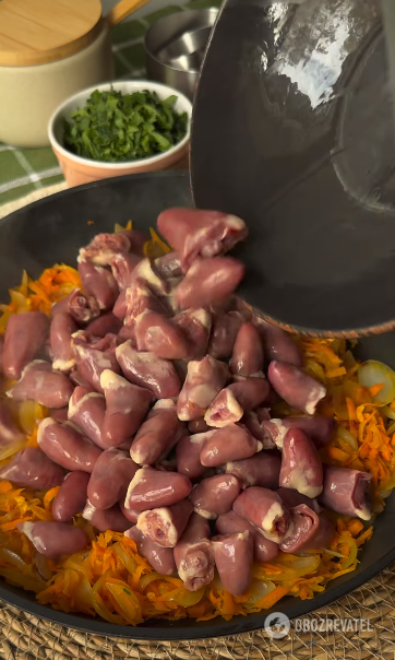 Braised chicken hearts in sour cream: perfect for porridge, potatoes and any side dish