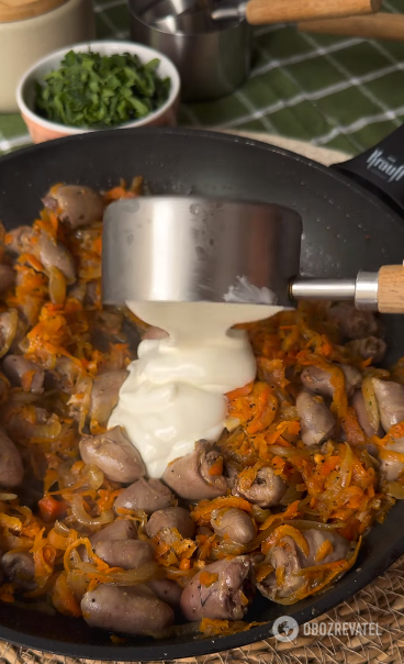 Braised chicken hearts in sour cream: perfect for porridge, potatoes and any side dish