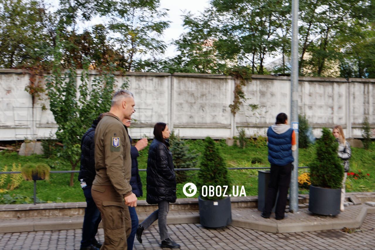 A huge hole instead of a window and terrifying traces of fire: consequences of the Russian drone attack on a residential building in Kyiv. Photo and video